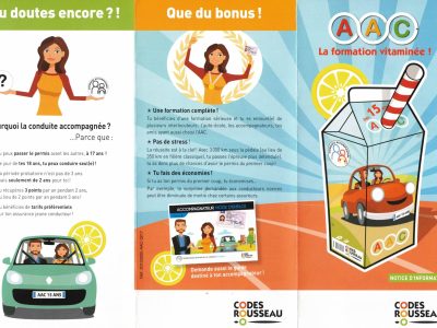 Brochure de promotion pour la conduite accompagnée (AAC) par Codes Rousseau, avec des avantages comme passer le permis à 17 ans, réduction de la période probatoire, et économies sur l'assurance. Illustration d'une femme expliquant les bénéfices, une voiture avec un jeune conducteur et son accompagnateur, et un visuel de carton de jus symbolisant la formation vitaminée